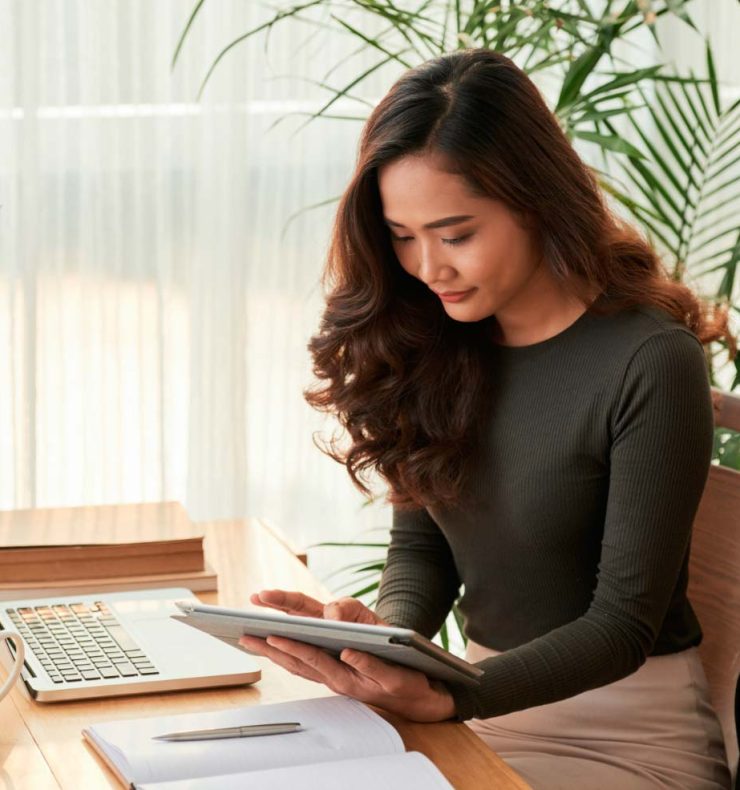 elegant-business-lady-with-digital-tablet-66AHELJ.jpg